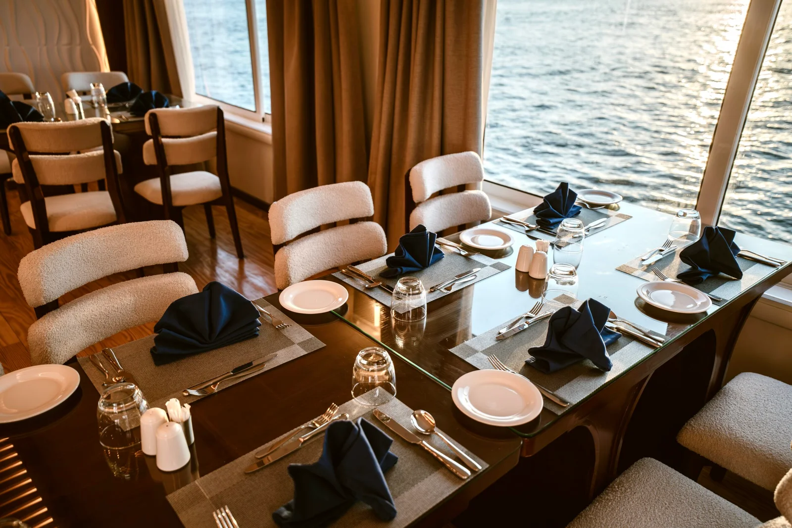 Panoramic dining room aboard Swan Dahabiya